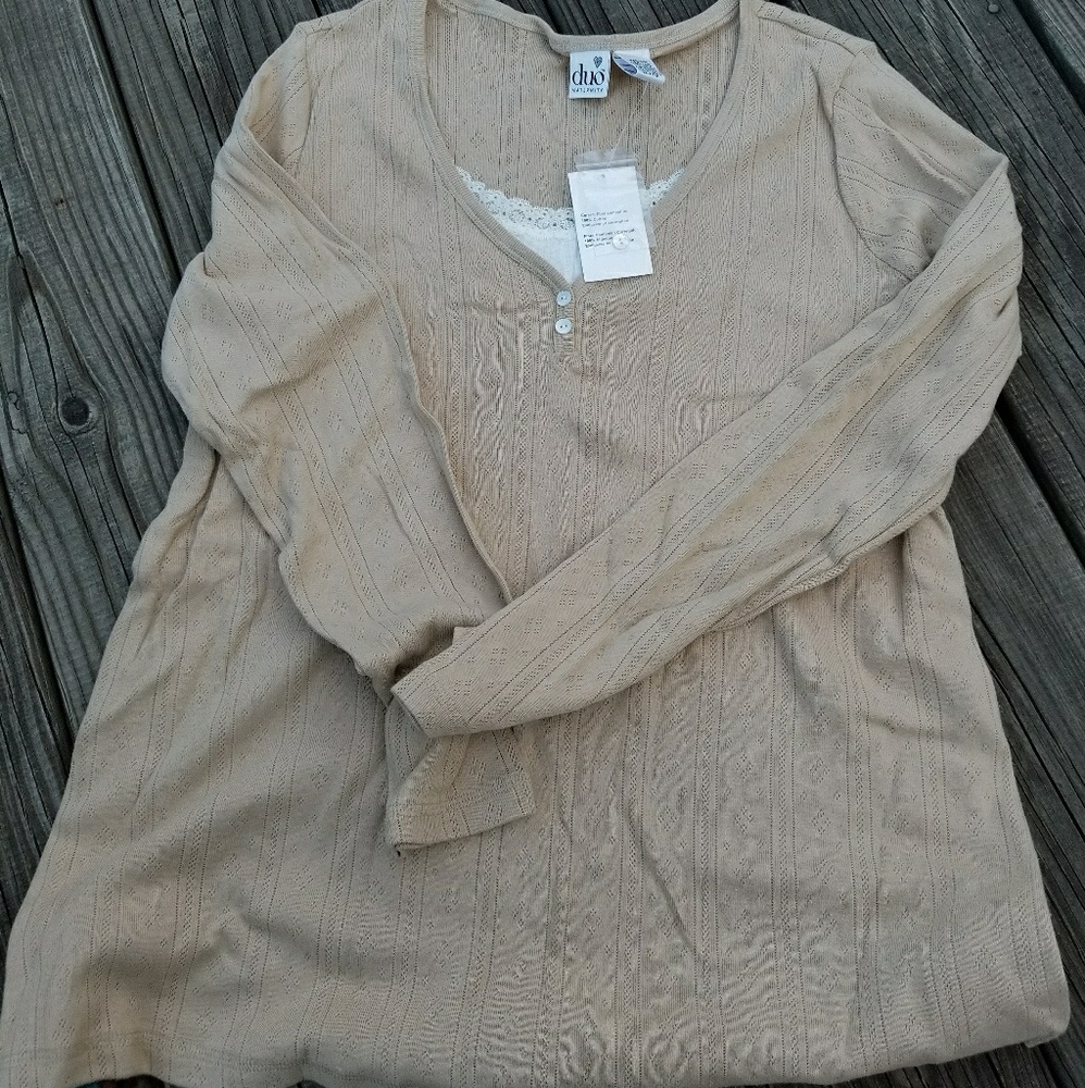 Duo med tan & white NWT longsleeve maternity top